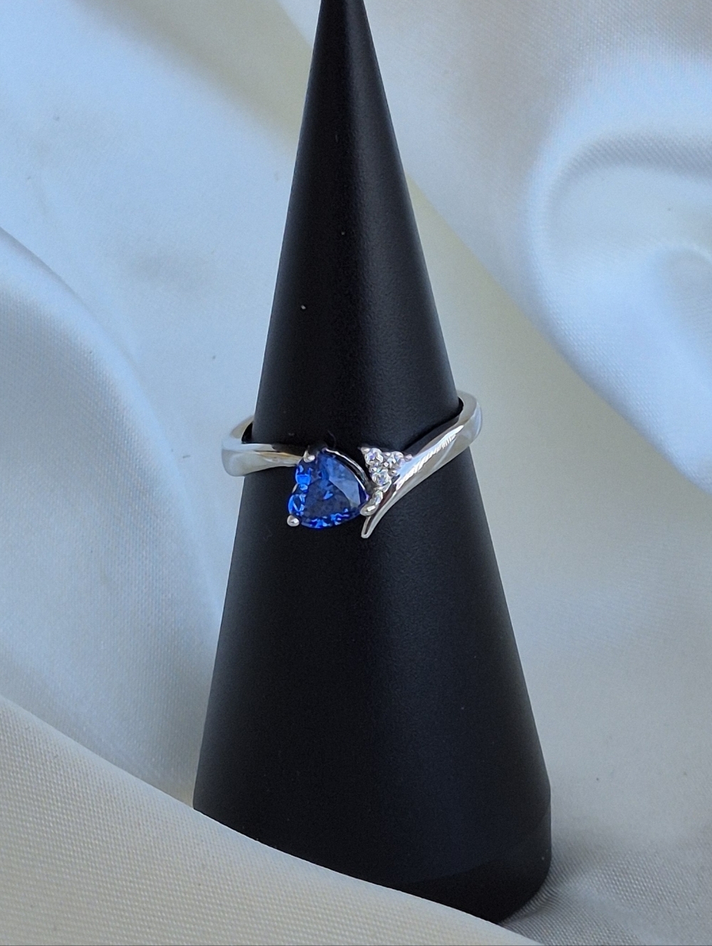 Very PRETTY!  Sterling Silver Plated Blue  Cz Heart Solitaire Ring w CZs Sz 7